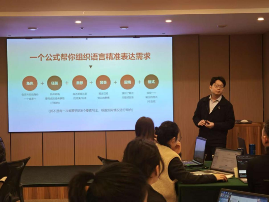 重慶市“AI+行業(yè)賦能”研修班圓滿收官，助力行業(yè)智能化升級——培養(yǎng)復(fù)合型人才，推動數(shù)字經(jīng)濟與行業(yè)深度融合