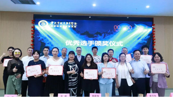 重慶市“AI+行業(yè)賦能”研修班圓滿收官，助力行業(yè)智能化升級——培養(yǎng)復(fù)合型人才，推動數(shù)字經(jīng)濟與行業(yè)深度融合
