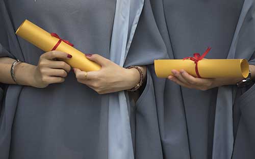 自考大專需要準(zhǔn)備些什么材料？需要去學(xué)校讀書嗎？